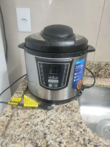 Panela elétrica Midea faz tudo