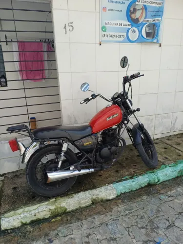 Moto Suzuki intrunder