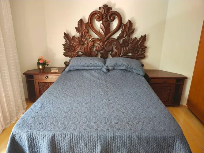Cama, cômoda e criados mudos. Madeira maciça entalhada por artista, peça única. Excelente!