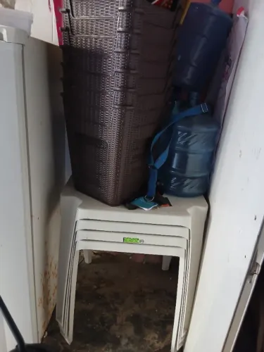 Mesa de plastico e bancos