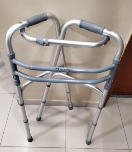 Andador e par de muletas