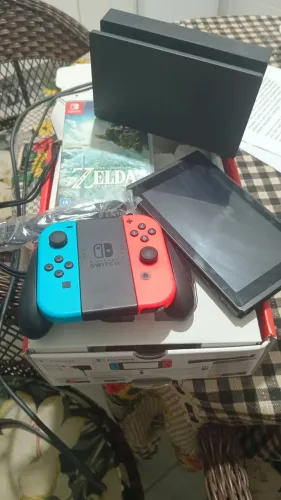 Nintendo switch com 2 jogos na caixa