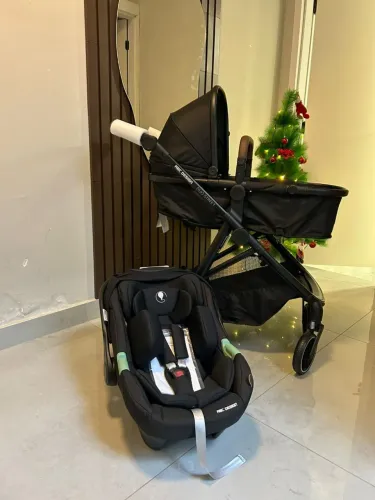 Carrinho de bebê completo com cadeirinha de carro