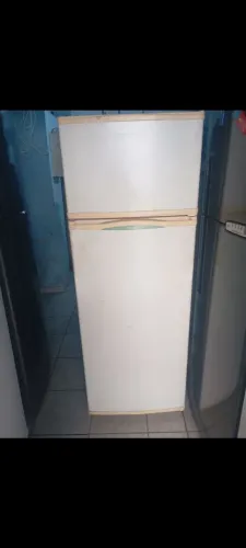 Geladeira Consul toda boa funcionando perfeitamente.