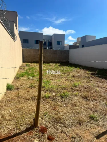 Terreno disponível para venda no bairro Novo Mundo em Uberlândia-MG.