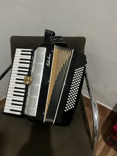 Sanfona Silvertone 80 baixos