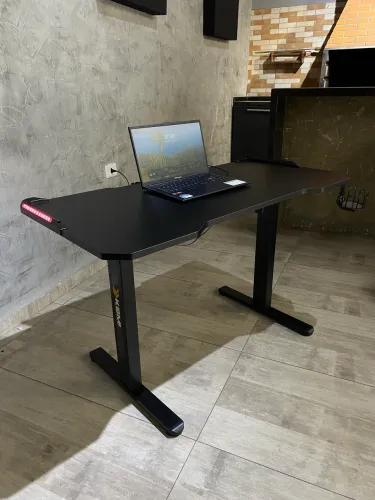Mesa Gamer/Escritório Regulagem Automática, RGB, Porta Copos - KBM DG550