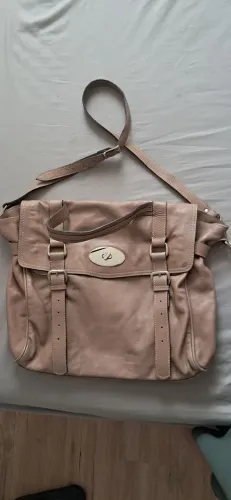 Vendo Bolsa 100% couro na cor Nude em perfeito estado.