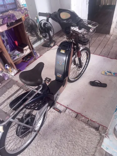 Bicicleta elétrica funcionando ela anda de vaga pega tudo normal farol pisca-pisca ajeita