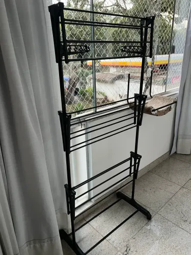 Varal de chão 3 andares dobrável, com rodas, cabideiro lateral e sapateira