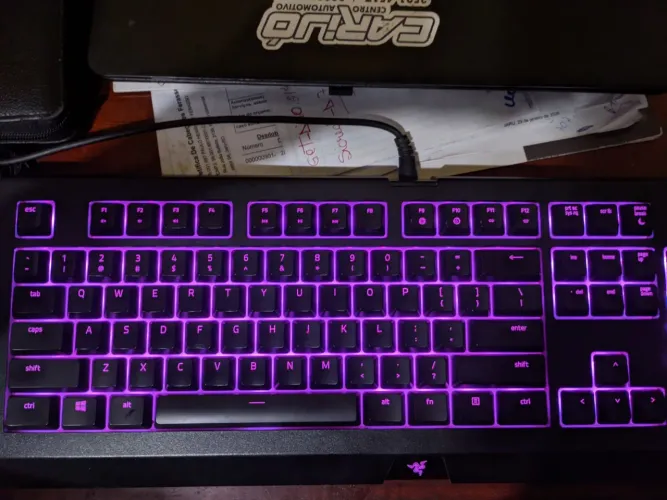 Teclado Razer Gamer com pequenos arranhões leves. Semi-novo
