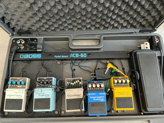 Pedalboard Boss bcb 60 com pedais.