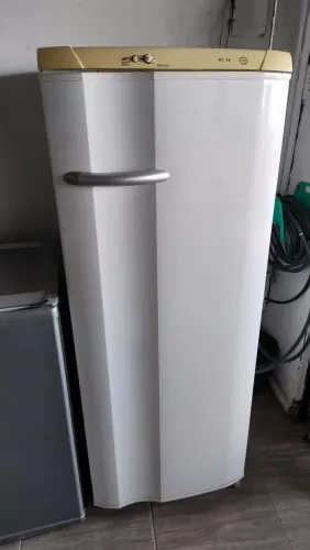Geladeira Eletrolux pequena funcionando perfeitamente impecável só 550 reais