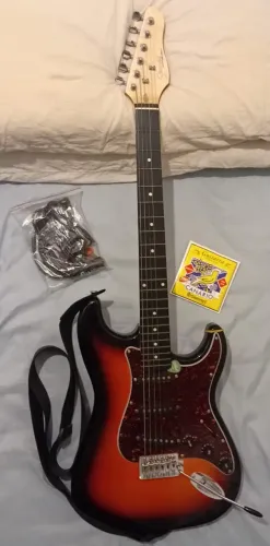 Guitarra Giannini Standard + Correia Ernie Ball + Interface iRig + Cabo + Encordoamento