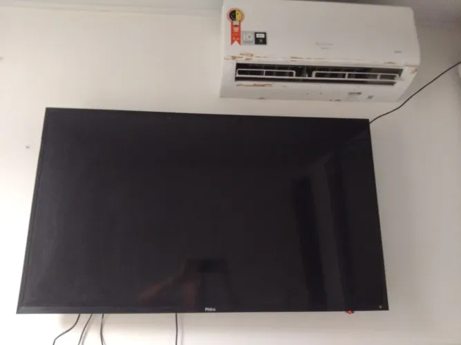 Vendo TV 42 polegadas com frizo na tela 