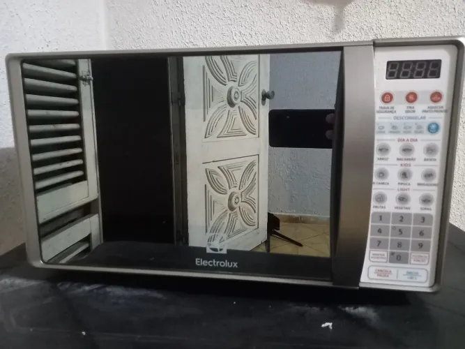Micro-ondas espalhado Electrolux 20 Litros
