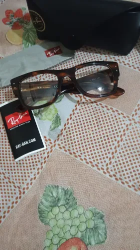 Vendo óculos novo Ray-ban original acompanha estojo.