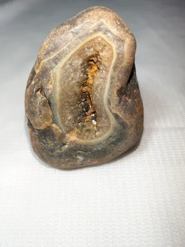 A beleza da natureza na sua forma 100% natural geodo de Ágata com cristal de quartzo..