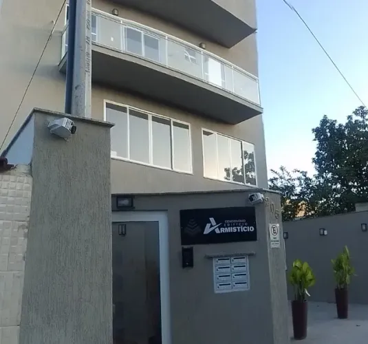 Aluga-se Apartamento, com 2 quartos, no 2º andar em Senador Camará fora da comunidade