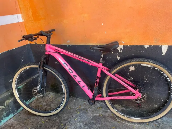 Bicicleta Colli aro 29, com alguns detalhes, arrumar os freios e trocar o banco
