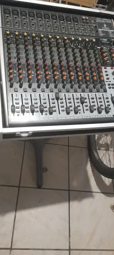 Mesa de som behringer 16 canais