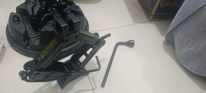 Macaco com chave de roda novos