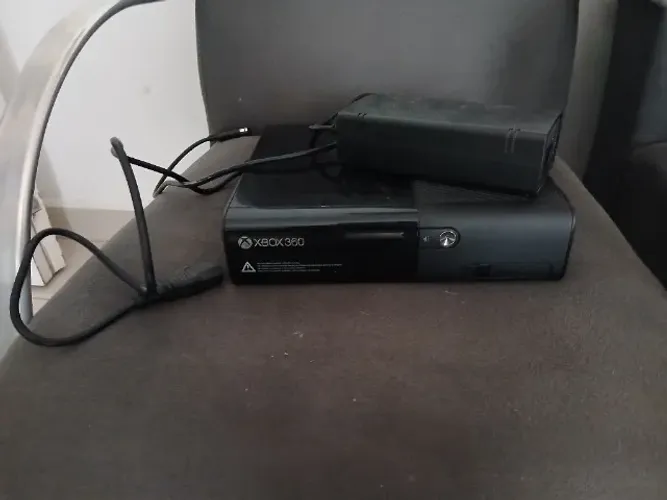XBOX super slim com fonte e cabos, 4 controle (1 com defeito no analogico), 27 jogos