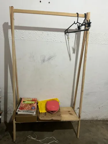 Vendo tudo, Arara de loja , 4 de ferro, 2 de madeira , uma de chão , um expositor..
