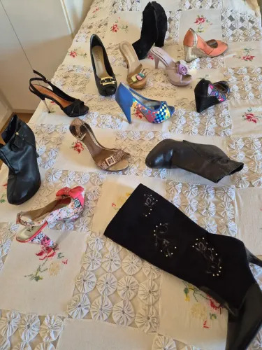 80 pares de Sapatos sandálias e botas ? para brechos