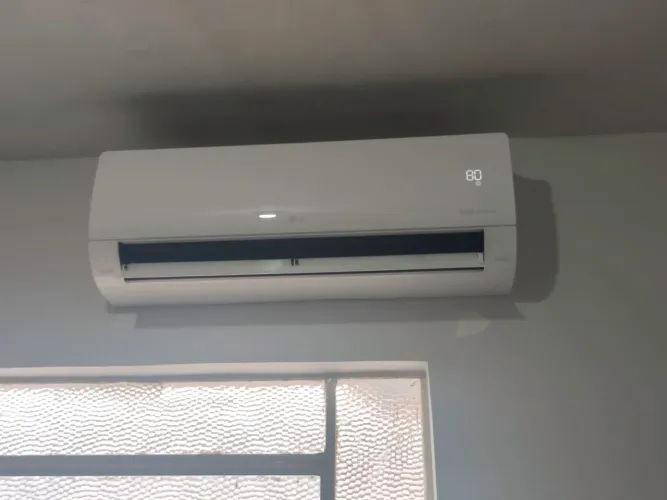 ? AR-CONDICIONADO LG DUAL INVERTER VOICE 12.000 BTUS - FRIO ?