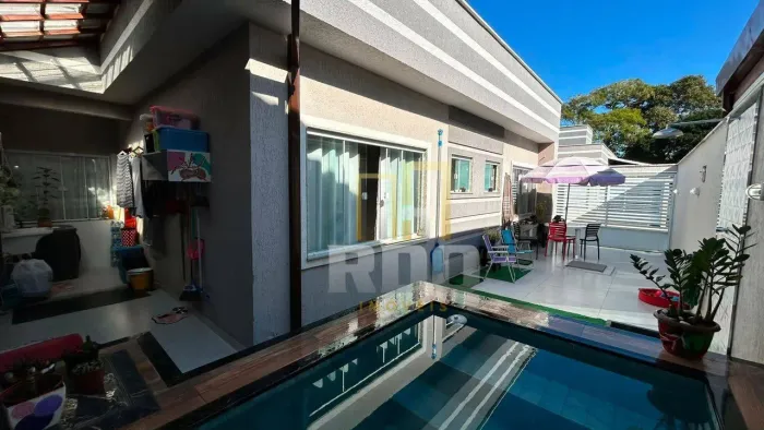 Oportunidade de casa linear de 2 dormitórios com suíte em condomínio excelente, na Região