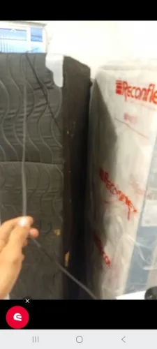 base de cama de solteiro com colchão.