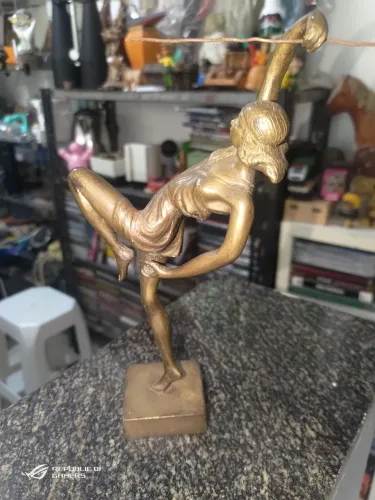 Linda escultura da atleta lançadora de dado em bronze Bela peça e obra de arte altura 24