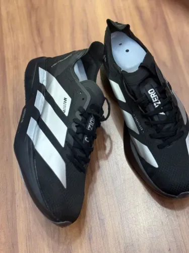Tênis Adizero preto com cinza para corrida com placa 38 ao 43