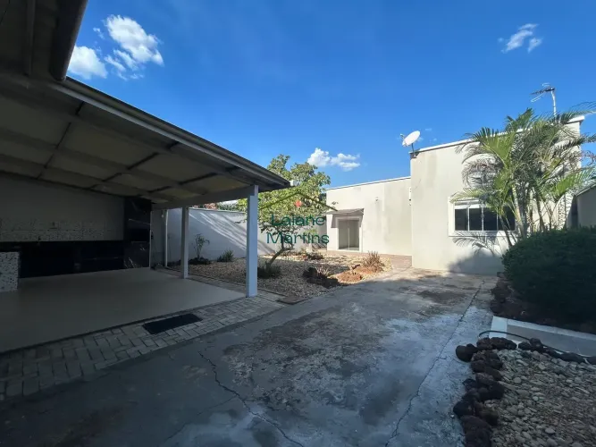 Casa na 1004 sul - 3 quartos (uma suíte) + escritório c/ ambientes - energia soalr