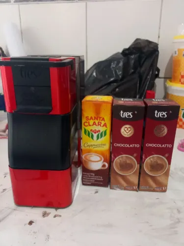 Cafeteira de cápsula com 3 caixa de capsulas