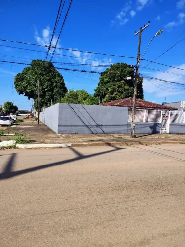 OPORTUNIDADE!! CASA A VENDA COM PISCINA BEM LOCALIZADA