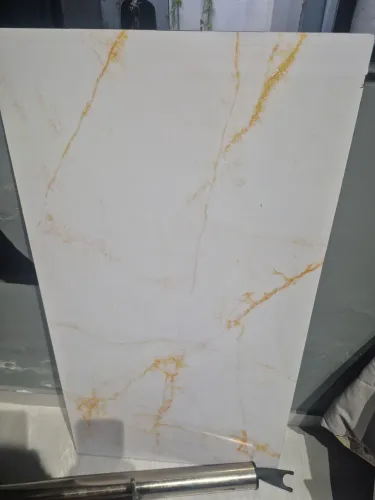 Mesa game de vidro com pés em inox
