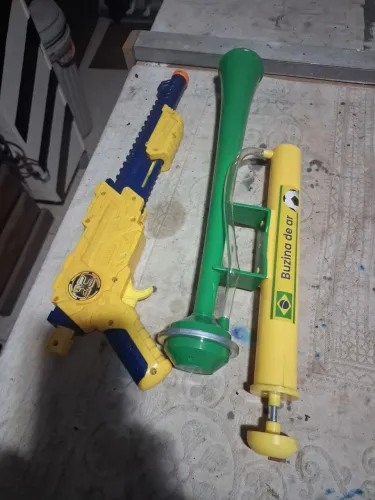 1 pistola e 1 buzina