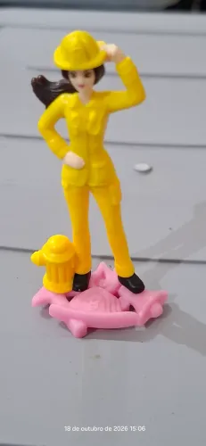 Boneca Barbie Bombeira - Coleção Kinder Ovo