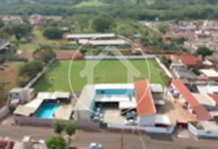 PRÉDIO COM CAMPO DE FUTEBOL E PISCINA À VENDA