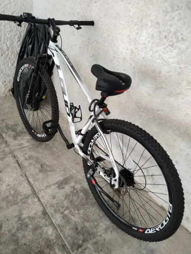 Vendo uma bicicleta aro 29 estado de nova pouco tempo de uso com NF fiscal