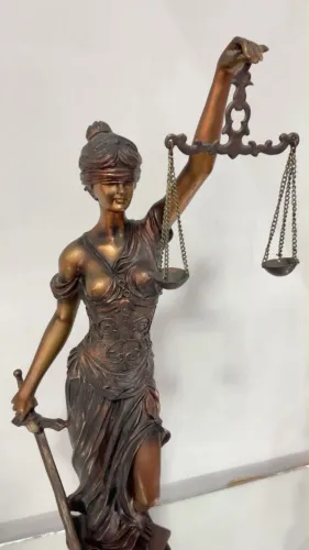 Linda estátua deusa da justiça