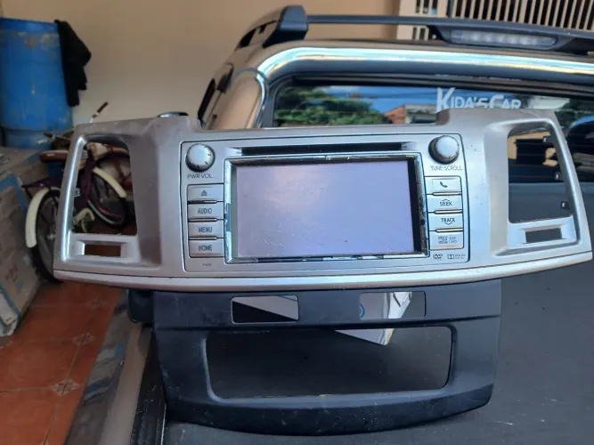 midia da toyota hilux 2015, com a tela trincada.