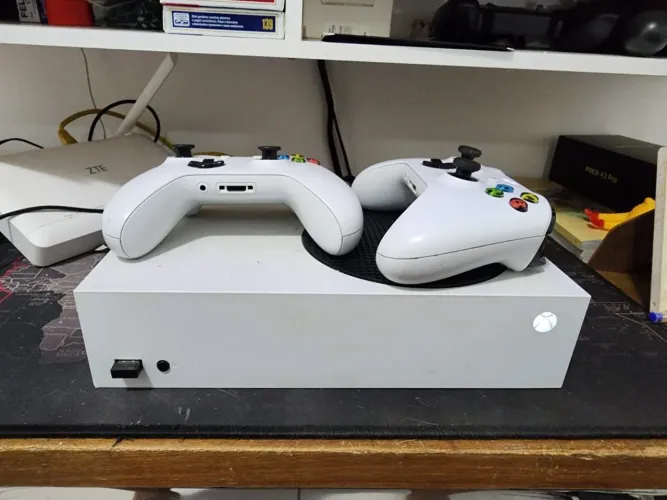 Xbox séries S 512gb + 2 Controles + HD externo + carregador e pilhas