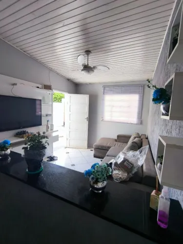 Casa à Venda com 3 quartos, 1 banheiro, 2 vagas e 75m²