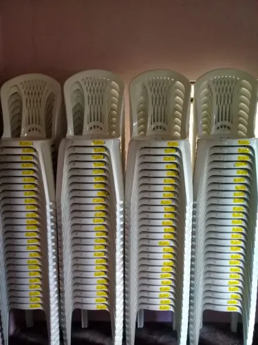 Cadeiras de plástico novas