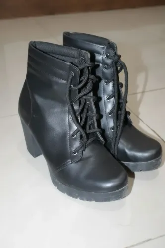 Bota preta feminina