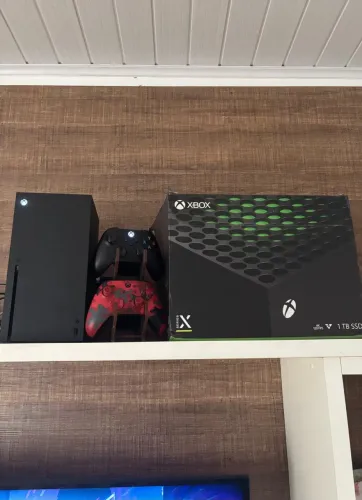 Vendo xbox serie x seminovo, 1tb, com caixa e dois controles (tudo original)