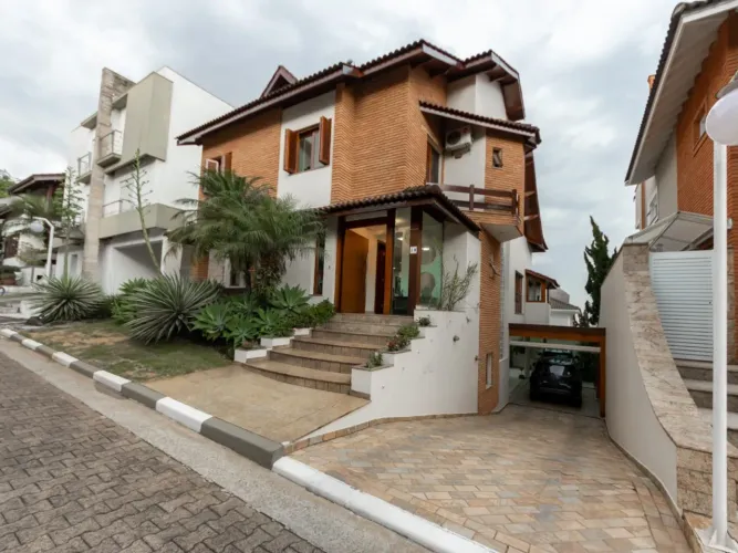 Casa em condomínio para venda com 4 quartos, sendo 4 suítes, 400m²
